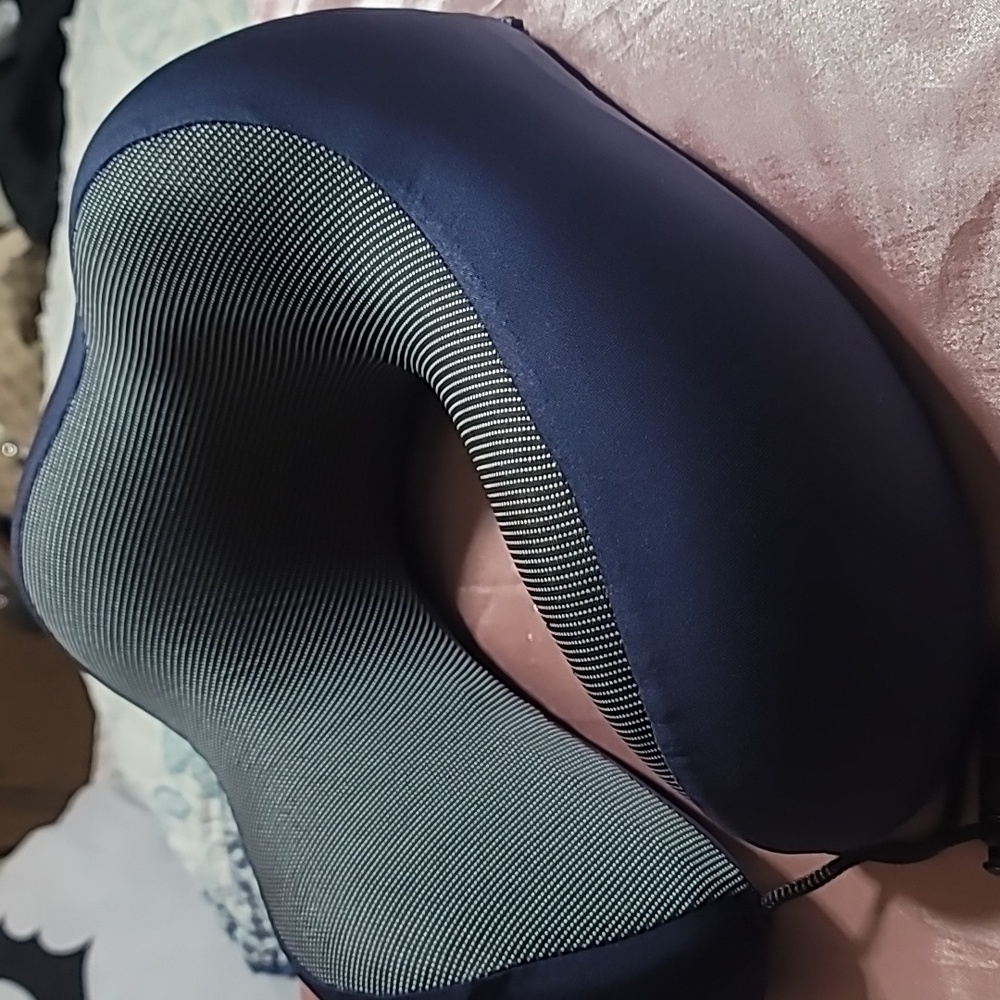 ๐ Memory Foam Travel Pillow - Picture 7 of 11